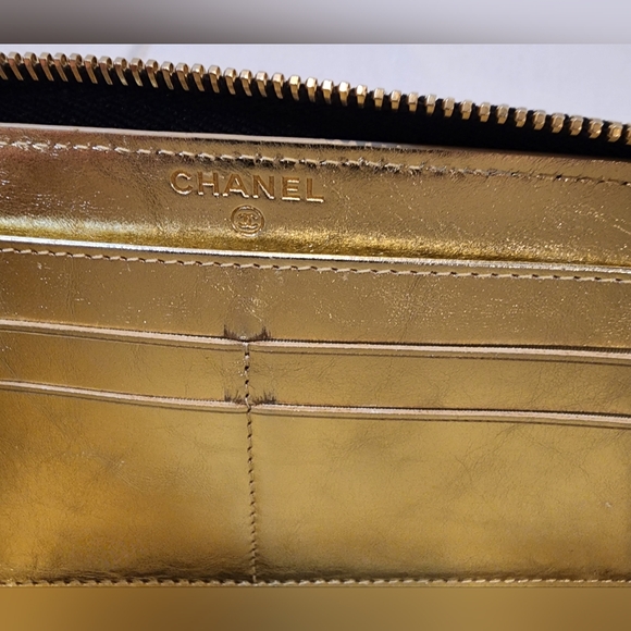 CHANEL Zippy Wallet. Black & Gold with charm. - Picture 8 of 11